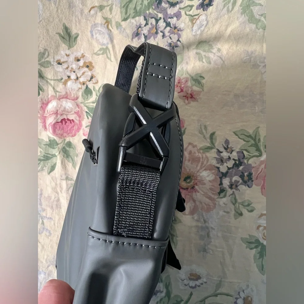 Lightweight Crossbody waterproof bag - Picture 10 of 10